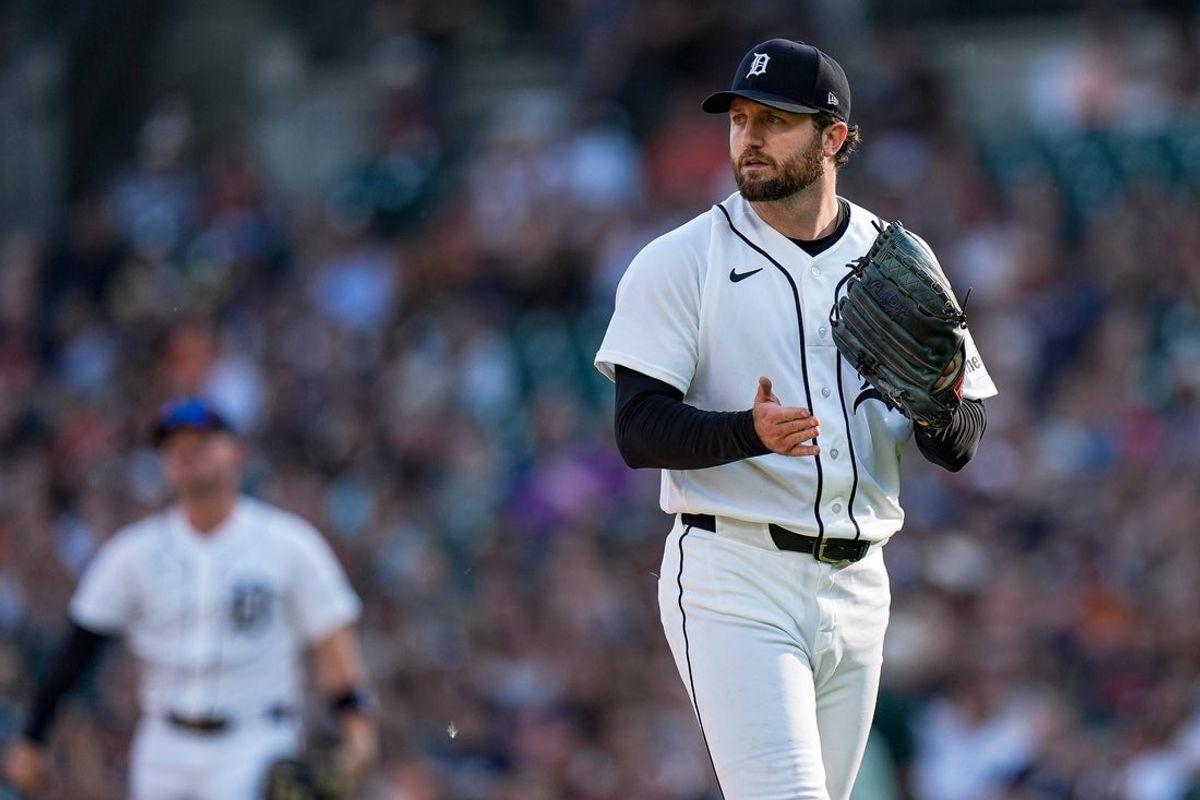 O arremessador do Detroit Tigers, Casey Mize (12), comemora uma jogada dupla contra o Los Angeles Angels durante o primeiro turno no Comerica Park, em Detroit, na quarta-feira, 27 de maio de 2026.