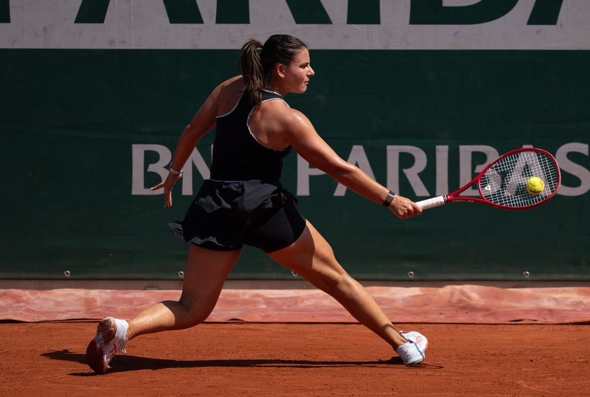 28 de maio de 2026; Paris, França; Emma Navarro, dos Estados Unidos, devolve um chute durante sua partida contra Iva Jovic, dos Estados Unidos, no quinto dia, no Stade Roland Garros. Crédito obrigatório: Susan Mullane-Imagn Images