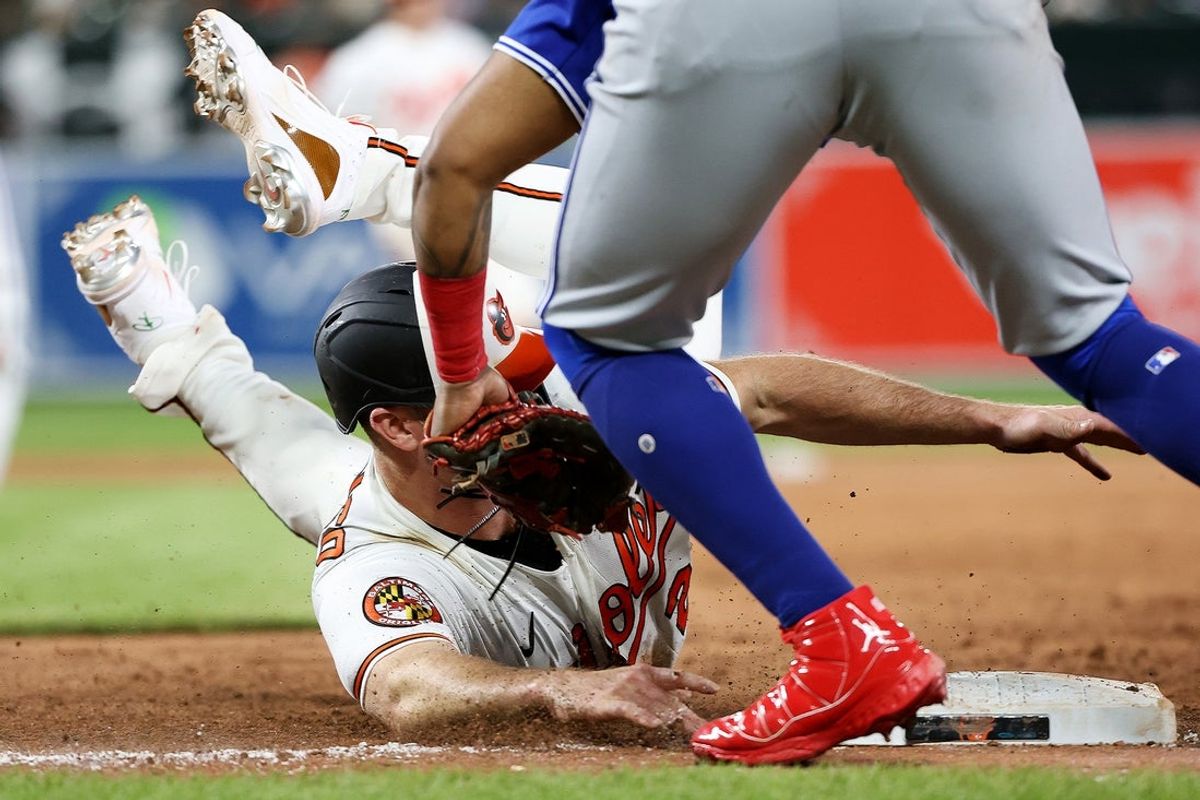 May 27, 2026; Baltimore, Maryland, USA; Baltimore Orioles first baseman Pete Alonso (25) gets picked off by Toronto Blue Jays first baseman Vladimir Guerrero Jr. (27) during the eighth inning at Oriole Park at Camden Yards. Mandatory Credit: Daniel Kucin Jr.-Imagn Images
