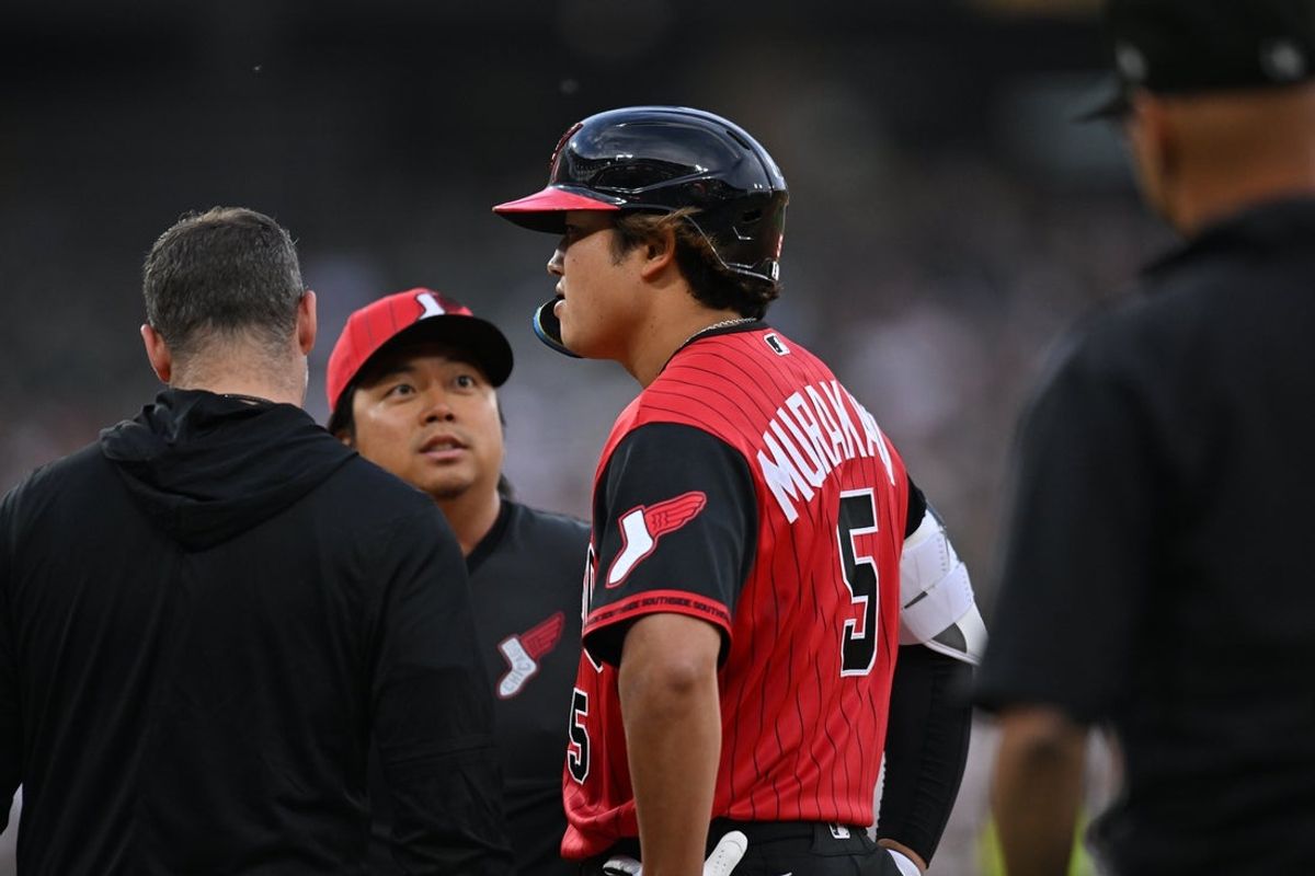 May 29, 2026; Chicago, Illinois, USA; Chicago White Sox first baseman Munetaka Murakami (5) looks on and chats with interpreter Kenzo Yagi (center) before being taken out of the game on a hamstring injury during the third inning against the Detroit Tigers at Rate Field. Mandatory Credit: Patrick Gorski-Imagn Images