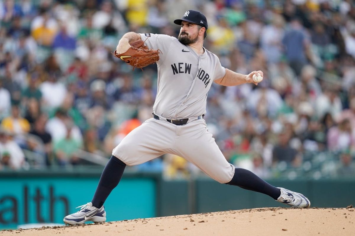 29 de maio de 2026; West Sacramento, Califórnia, EUA; O arremessador do New York Yankees, Carlos Rodon (55), lança um arremesso contra o Athletics no primeiro turno no Sutter Health Park. Crédito obrigatório: Cary Edmondson-Imagn Images