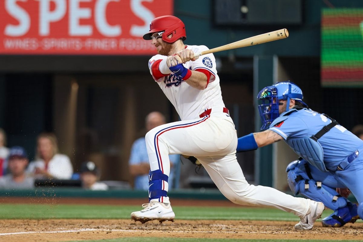 Bien podría ser el 30 de 2026; Arlington, Texas, Estados Unidos; El receptor de los Texas Rangers, Danny Jansen (9), conduce en un bullicio al final de la cuarta entrada contra los Kansas City Royals en el Globe Lifestyles Field. Un puntaje crediticio realmente grandioso: Andrew Dieb-Imagn Images