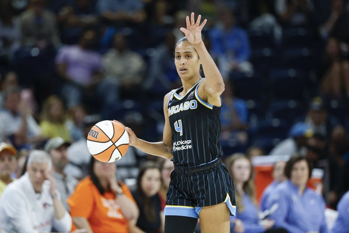 May 27, 2026; Chicago, Illinois, USA; Chicago Sky guard Skylar Diggins (4) brings the ball up court against the Toronto Tempo during the first half at Wintrust Arena. Mandatory Credit: Kamil Krzaczynski-Imagn Images