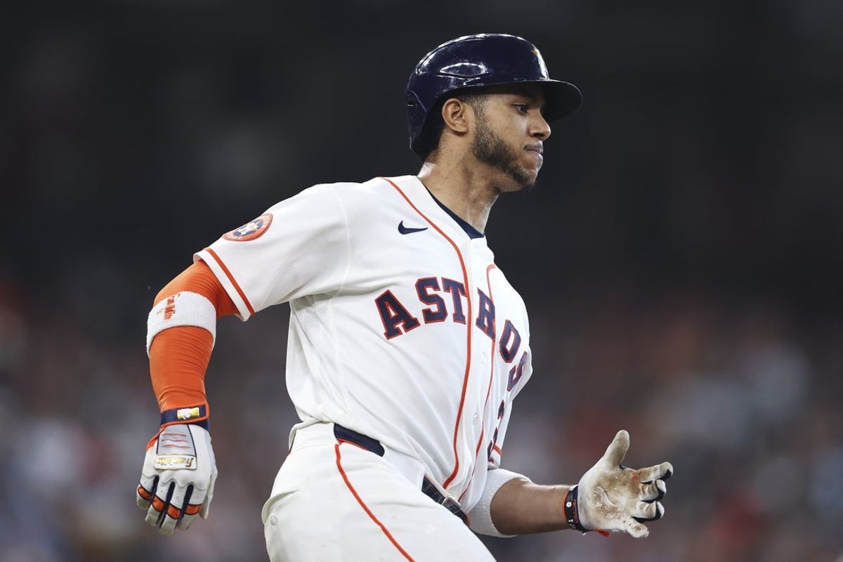 May 30, 2026; Houston, Texas, USA; Houston Astros shortstop Jeremy Pena (3) runs to first base on a single during the fifth inning against the Milwaukee Brewers at Daikin Park. Mandatory Credit: Troy Taormina-Imagn Images