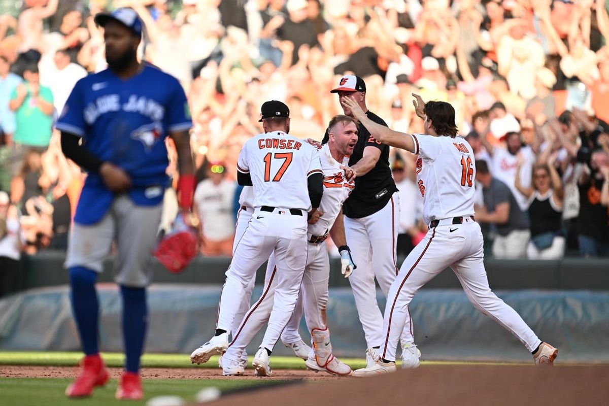 May 30, 2026; Baltimore, Maryland, USA;  Teammates surround Baltimore Orioles infielder Pete Alonso (25) after Alonso hit a walk-off single in the ninth inning against the Toronto Blue Jays at Oriole Park at Camden Yards. Mandatory Credit: Jamie Sabau-Imagn Images