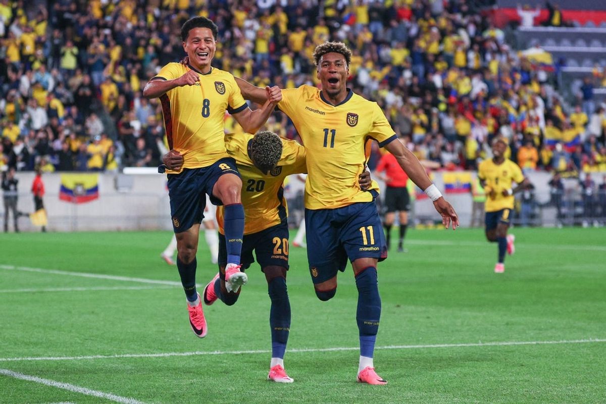 30 de maio de 2026; Harrison, Nova Jersey, EUA; O atacante equatoriano Anthony Valencia (8) comemora com seus companheiros depois de marcar o segundo gol de sua equipe na partida durante o segundo tempo de um amistoso internacional contra a Arábia Saudita, no Sports Illustrated Stadium. Crédito obrigatório: Vincent Carchietta-Imagn Images