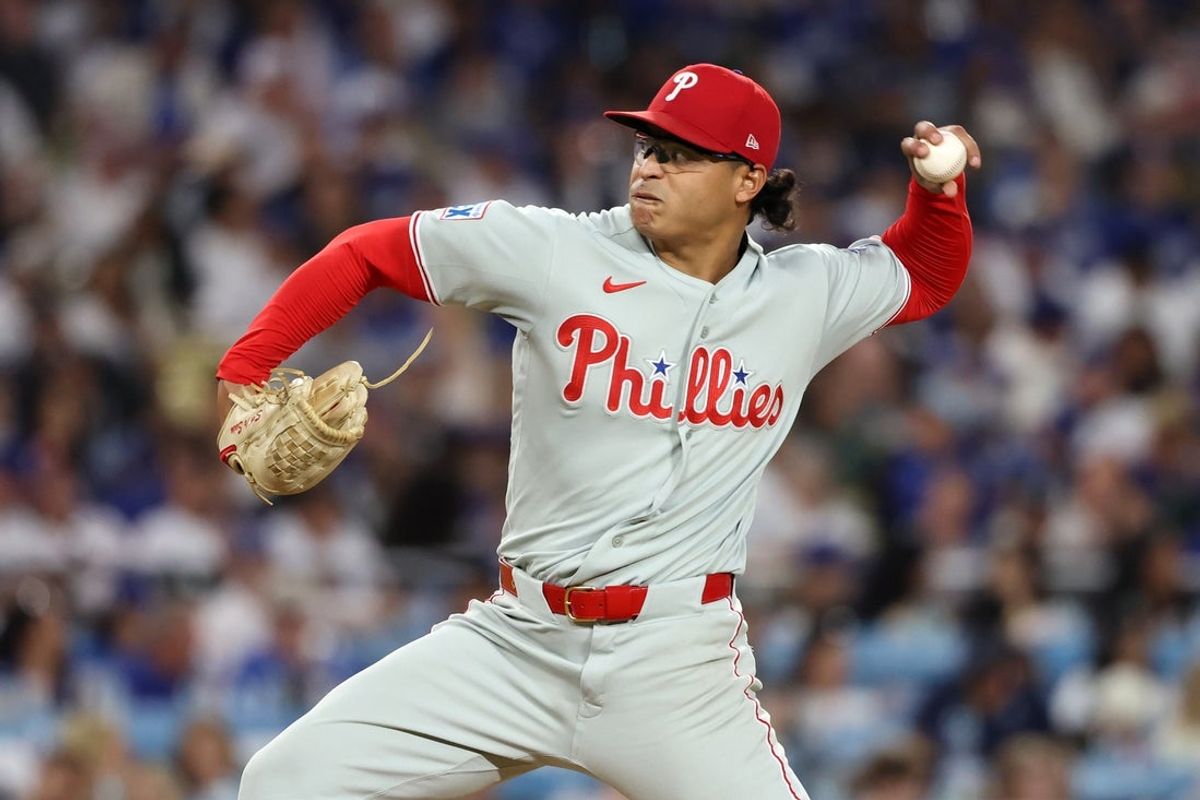 30 de maio de 2026; Los Angeles, Califórnia, EUA; O arremessador do Philadelphia Phillies, Jesus Luzardo (44), arremessa durante a quarta entrada contra o Los Angeles Dodgers no Dodger Stadium. Crédito obrigatório: Imagens Kiyoshi Mio-Imagn
