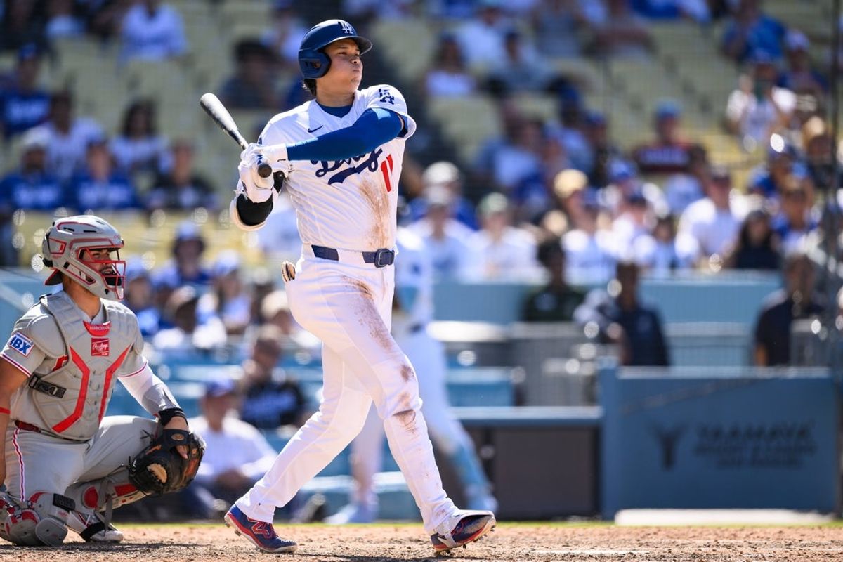 31 de maio de 2026; Los Angeles, Califórnia, EUA; O rebatedor designado do Los Angeles Dodgers, Shohei Ohtani (17), rebateu para um single durante a oitava entrada contra o Philadelphia Phillies no Dodger Stadium. Crédito obrigatório: William Liang-Imagn Images
