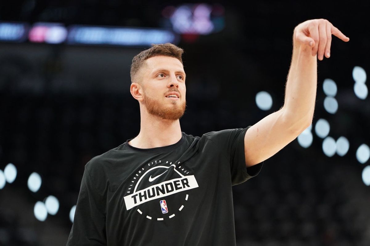 28 de maio de 2026; San Antonio, Texas, EUA; O centro do Oklahoma City Thunder, Isaiah Hartenstein (55), se aquece antes do início do sexto jogo das finais da conferência oeste para os playoffs da NBA de 2026 no Frost Bank Center. Crédito obrigatório: Dustin Safranek-Imagn Images