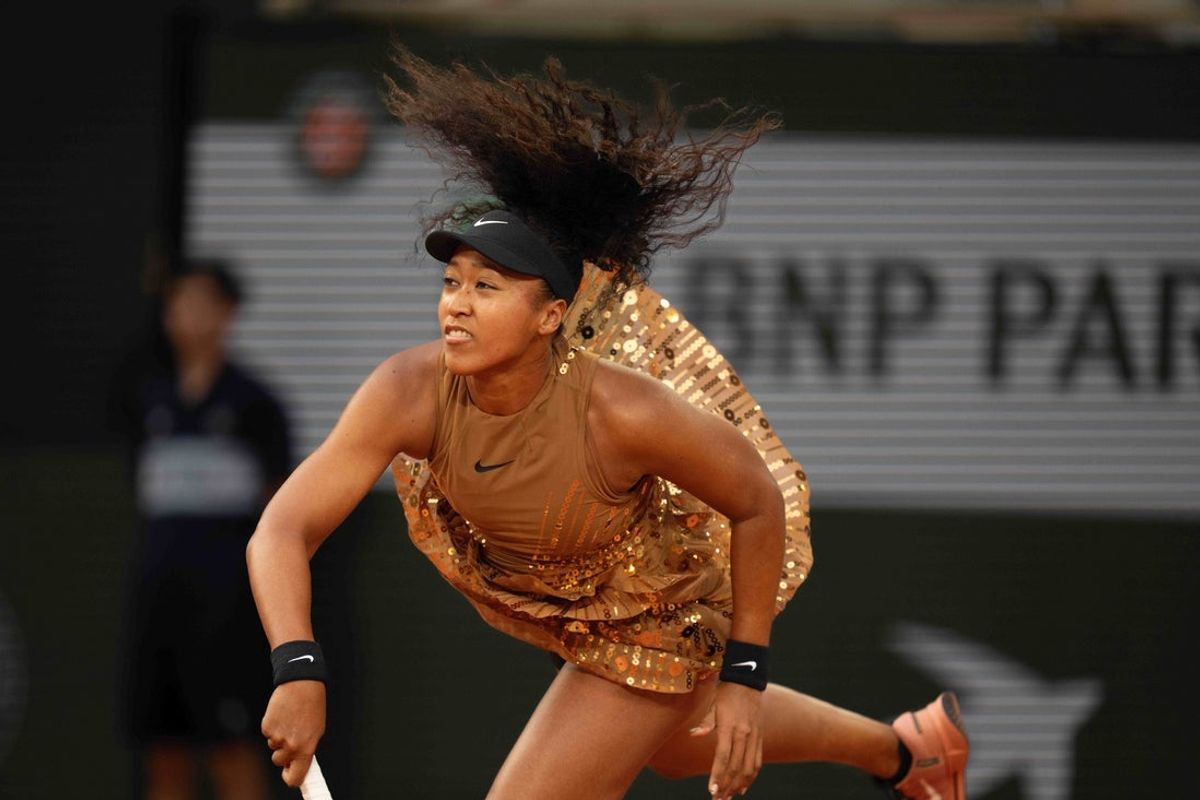 1º de junho de 2026; Paris, França; Naomi Osaka, do Japão, saca durante sua partida contra Aryna Sabalenka no nono dia no Stade Roland Garros. Crédito obrigatório: Susan Mullane-Imagn Images