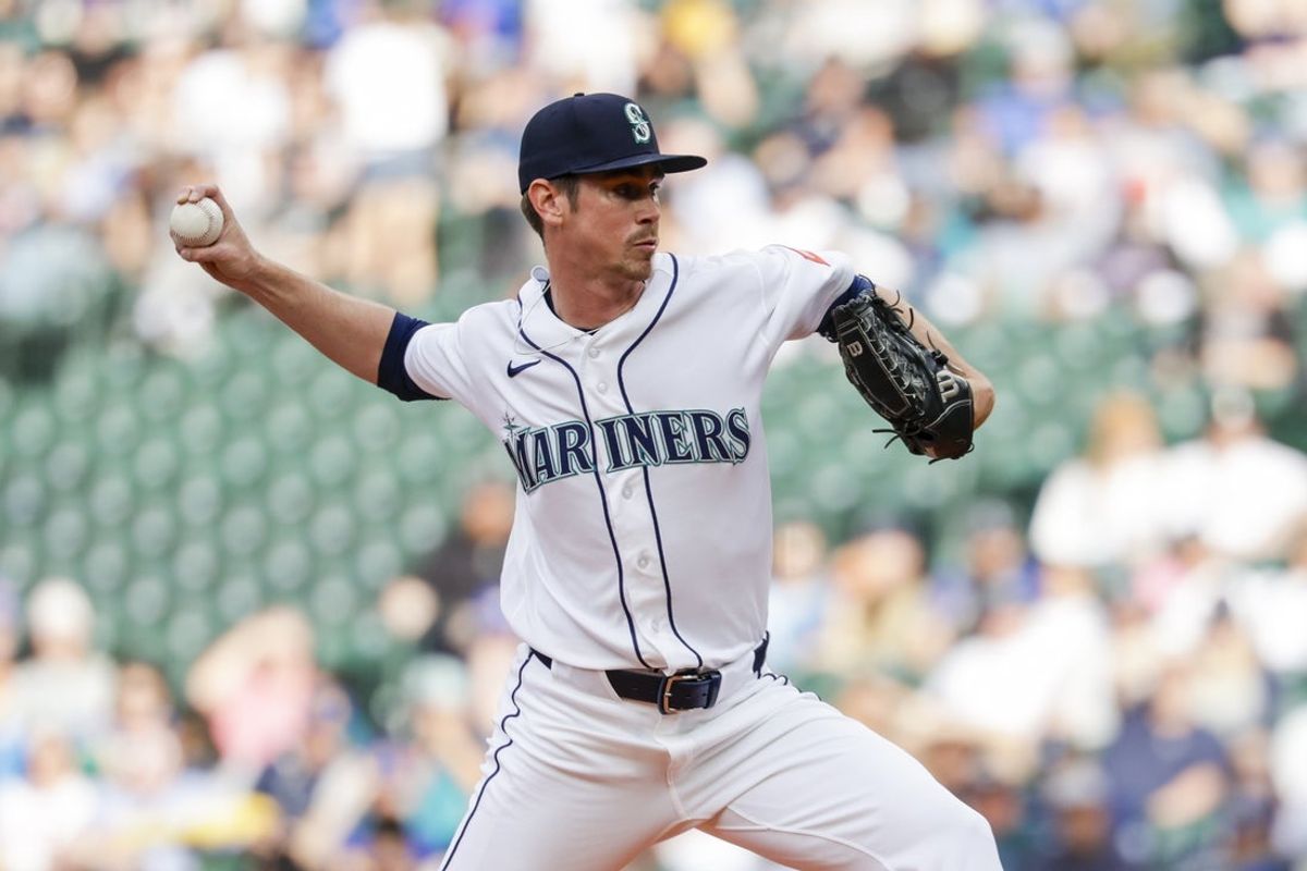 Jun 1, 2026; Seattle, Washington, USA; Seattle Mariners starting pitcher Emerson Hancock (26) throws against the New York Mets during the first inning at T-Mobile Park. Mandatory Credit: Joe Nicholson-Imagn Images