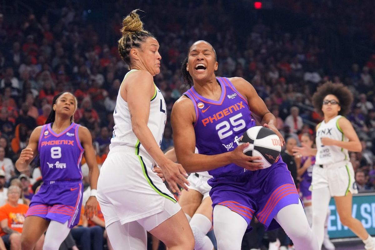 Jun 1, 2026; Phoenix, Arizona, USA; Phoenix Mercury forward Alyssa Thomas (25) drives against Minnesota Lynx guard Kayla McBride (21) during the first half at Mortgage Matchup Center. Mandatory Credit: Joe Camporeale-Imagn Images