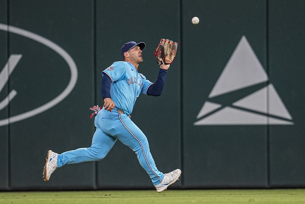 2 de junho de 2026; Cumberland, Geórgia, EUA; O defensor central do Toronto Blue Jays, Daulton Varsho (5), pega uma bola rebatida pelo defensor central do Atlanta Braves, Michael Harris II (23) (não na foto) durante a oitava entrada em Truist Park. Crédito obrigatório: Dale Zanine-Imagn Images