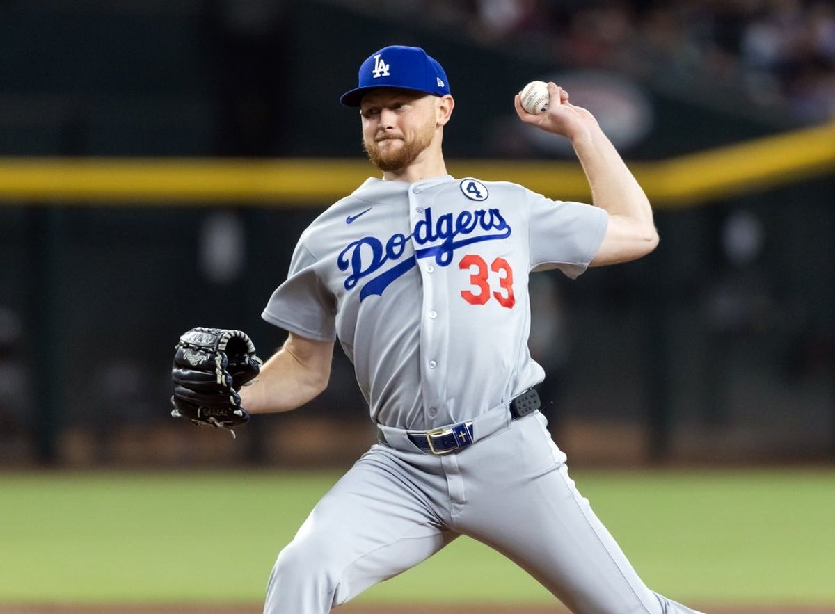2 de junho de 2026; Phoenix, Arizona, EUA; O arremessador do Los Angeles Dodgers, Eric Lauer, no segundo turno contra o Arizona Diamondbacks no Chase Field. Crédito obrigatório: Mark J. Rebilas-Imagn Images