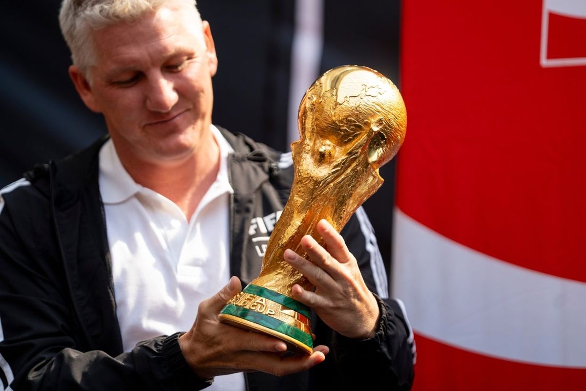A lenda da FIFA Bastian Schweinsteiger dá uma olhada no troféu durante o FIFA World Cup™ Trophy Tour, patrocinado pela Coca Cola, no American Dream Mall na quarta-feira, 3 de junho de 2026, em East Rutherford. Schweinsteiger participou da vitória da Alemanha na Copa do Mundo de 2014.