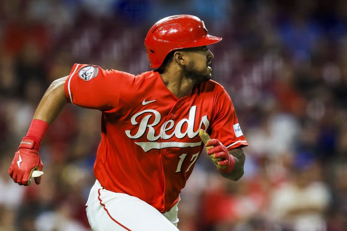 3 de junho de 2026; Cincinnati, Ohio, EUA; O rebatedor do Cincinnati Reds, Dane Myers (17), corre para o segundo lugar depois de acertar uma dobradinha na oitava entrada contra o Kansas City Royals no Great American Ball Park. Crédito obrigatório: Katie Stratman-Imagn Images