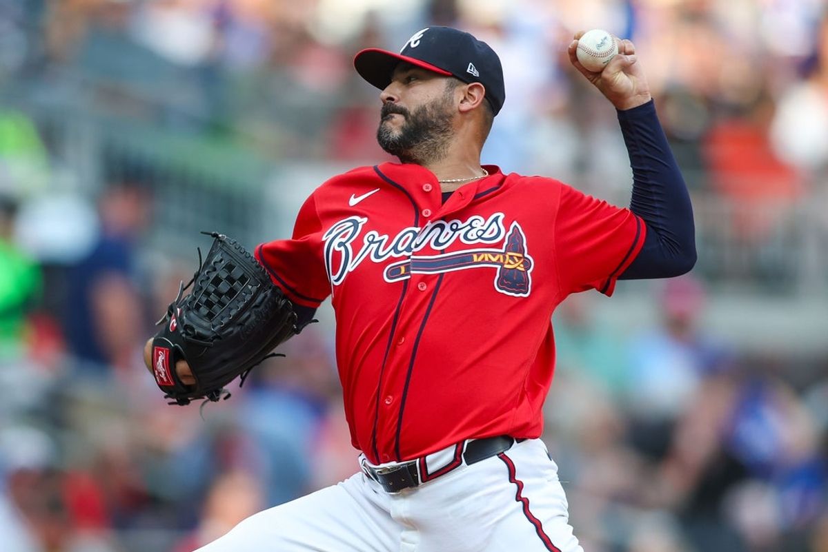 5 de junho de 2026; Atlanta, Geórgia, EUA; O arremessador do Atlanta Braves, Martin Perez (33), lança contra o Pittsburgh Pirates no primeiro turno em Truist Park. Crédito obrigatório: Brett Davis-Imagn Images