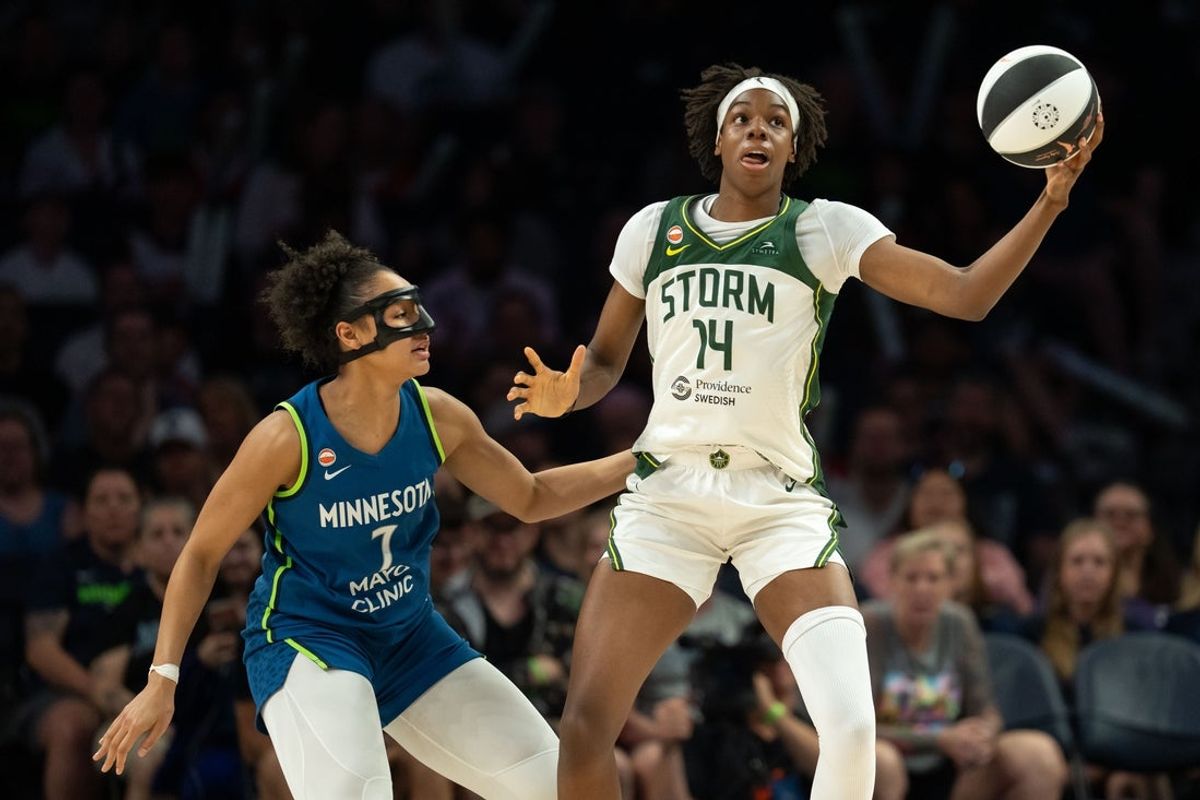 Jun 6, 2026; Minneapolis, Minnesota, USA; Seattle Storm center Dominique Malonga (14) catches a pass Minnesota Lynx forward Anastasiia Olairi Kosu (7) plays defense in the first half at Target Center. Mandatory Credit: Jesse Johnson-Imagn Images
