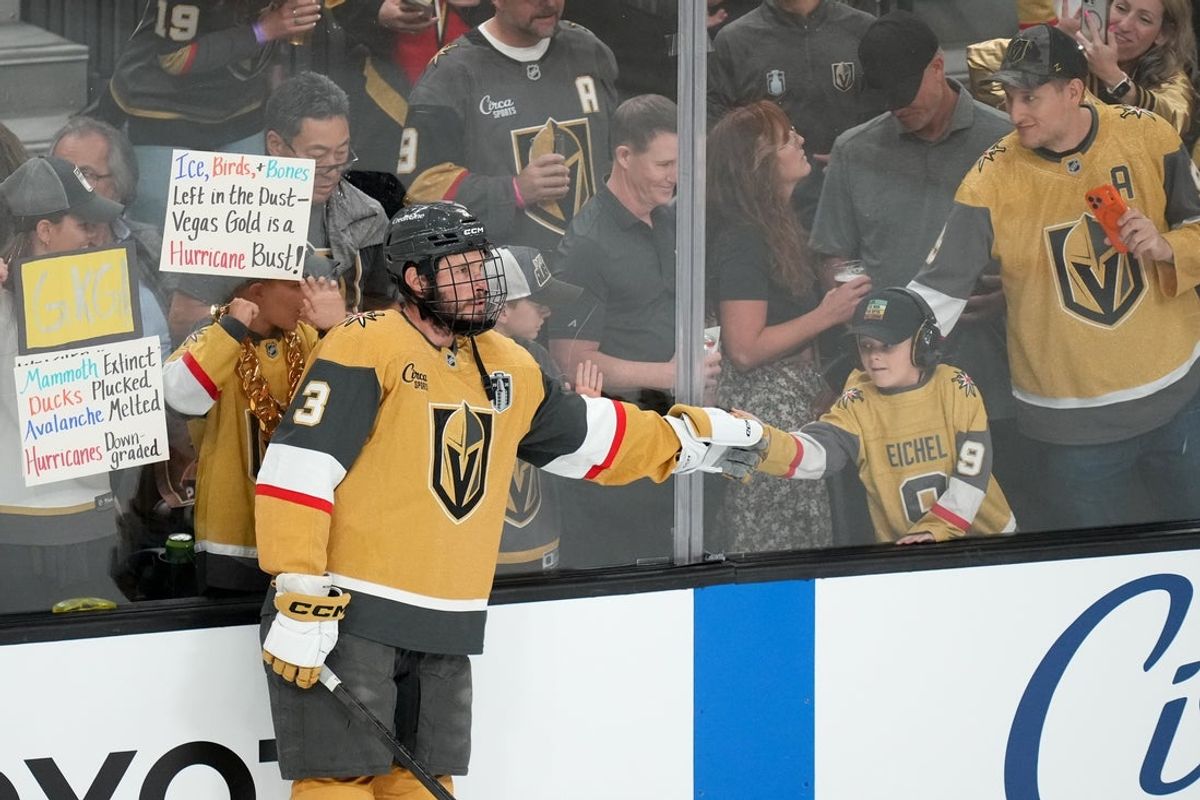 6 de junio de 2026; Las Vegas, Nevada, Estados Unidos; El defensa de los Vegas Golden Knights, Brayden McNabb (3), saluda a un fanático durante los calentamientos antes del tercer juego de la final de la Copa Stanley 2026 contra los Carolina Hurricanes en el T-Cell Arena. Crédito predominante: Lucas Peltier-Imagn Photography