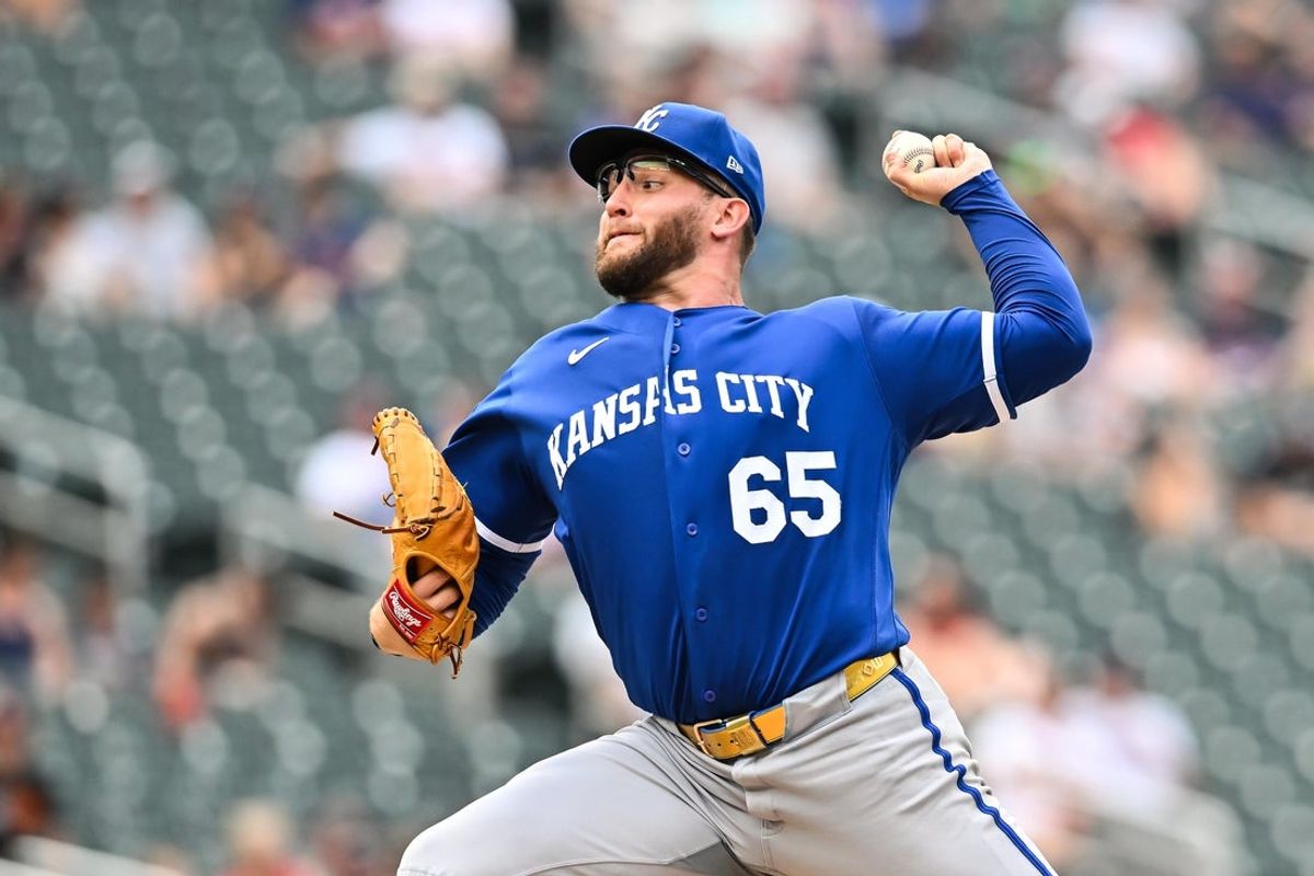 7 de junho de 2026; Mineápolis, Minnesota, EUA; O arremessador do Kansas City Royals, Noah Cameron (65), lança um arremesso contra o Minnesota Twins durante a sexta entrada no Target Field. Crédito obrigatório: Jeffrey Becker-Imagn Images