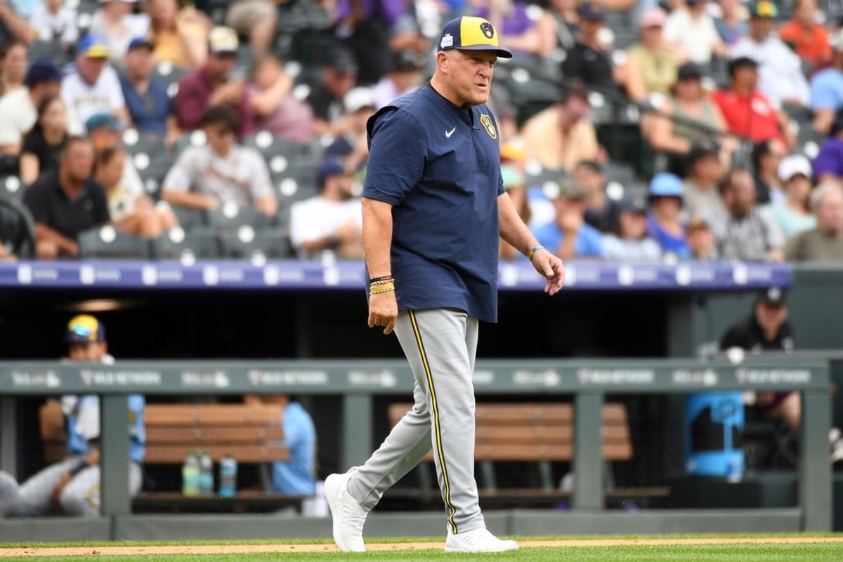 7 de junho de 2026; Denver, Colorado, EUA; O técnico do Milwaukee Brewers, Pat Murphy (49), caminha até o monte para uma mudança de arremesso na sétima entrada contra o Colorado Rockies no Coors Field. Crédito obrigatório: Christopher Hanewinckel-Imagn Images