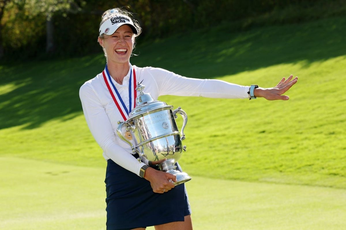 7 de junho de 2026; Pacific Palisades, Califórnia, EUA; Nelly Korda segura o Troféu Harton S. Semple no 18º green após a rodada final do torneio de golfe US Women's Open no Riviera Country Club. Crédito obrigatório: Imagens Kiyoshi Mio-Imagn
