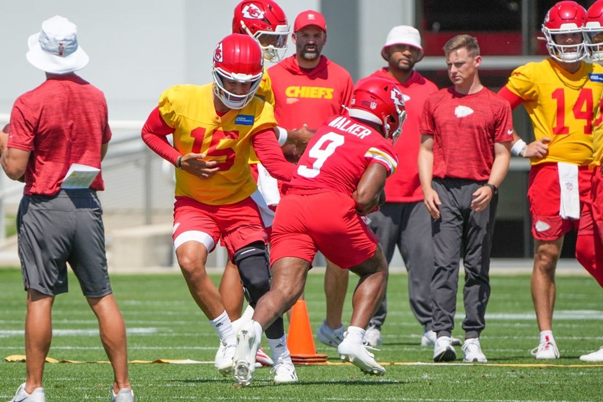 Jun 9, 2026; Kansas City, MO, USA; Kansas City Chiefs quarterback Patrick Mahomes (15) hands off to Kansas City Chiefs running back Kenneth Walker (9) during the Kansas City Chiefs mandatory mini-camp at the Chiefs practice facility. Mandatory Credit: Denny Medley-Imagn Images
