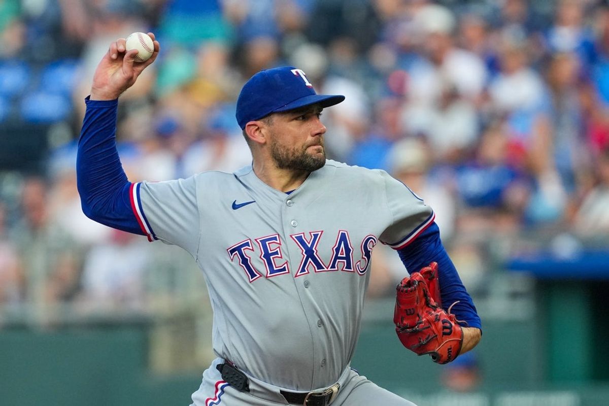 9 de junho de 2026; Kansas City, Missouri, EUA; O arremessador titular do Texas Rangers, Nathan Eovaldi (17), lança um arremesso contra o Kansas City Royals durante o primeiro turno no Kauffman Stadium. Crédito obrigatório: Denny Medley-Imagn Images