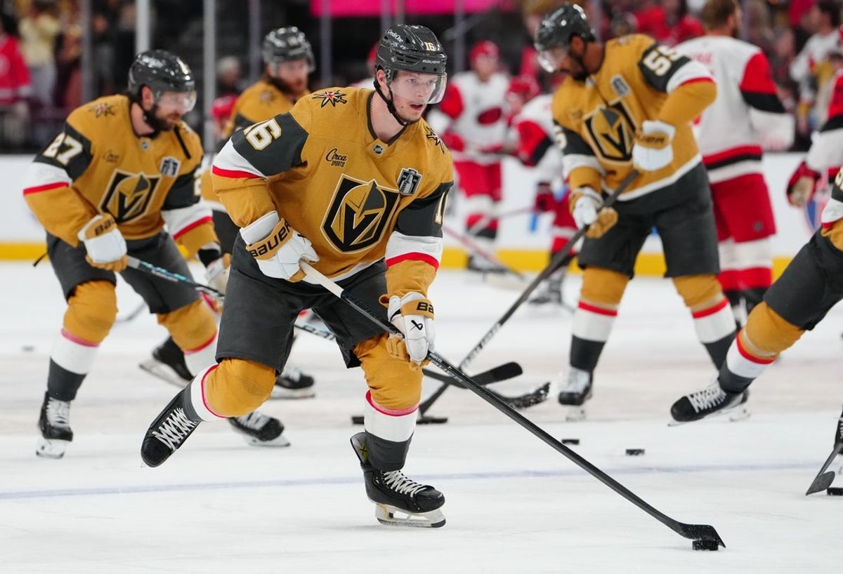9 de junho de 2026; Las Vegas, Nevada, EUA; O ala direito do Vegas Golden Knights, Pavel Dorofeyev (16), se aquece antes do quarto jogo da final da Stanley Cup de 2026 contra o Carolina Hurricanes na T-Mobile Arena. Crédito obrigatório: Stephen R. Sylvanie-Imagn Images