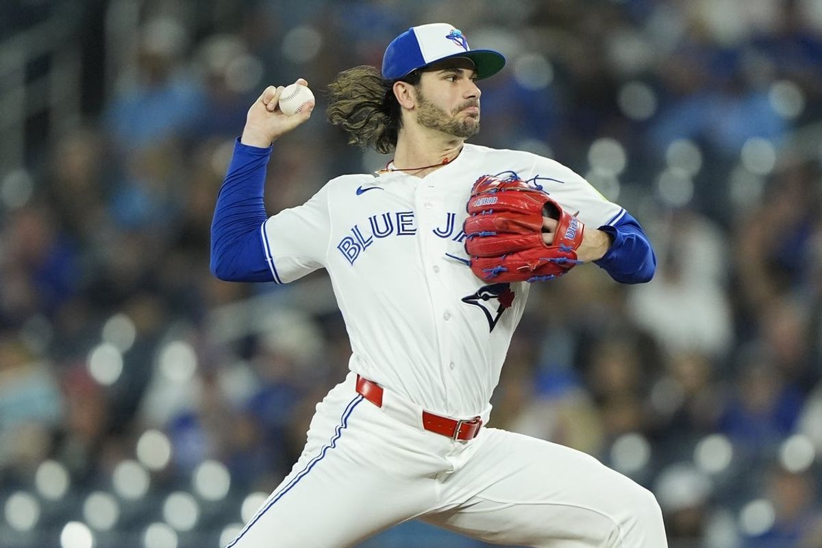 9 de junho de 2026; Toronto, Ontário, CAN; O arremessador titular do Toronto Blue Jays, Dylan Cease (84), arremessa para o Philadelphia Phillies durante o primeiro turno no Rogers Centre. Crédito obrigatório: John E. Sokolowski-Imagn Images