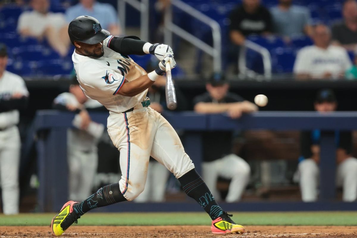 9 de junio de 2026; Miami, Florida, Estados Unidos; El campocorto de los Miami Marlins, Otto López (6), conecta un sencillo productor contra los Diamondbacks de Arizona durante la octava entrada en LorenDepot Park. Crédito necesario: Sam Navarro-Imagn Fotos