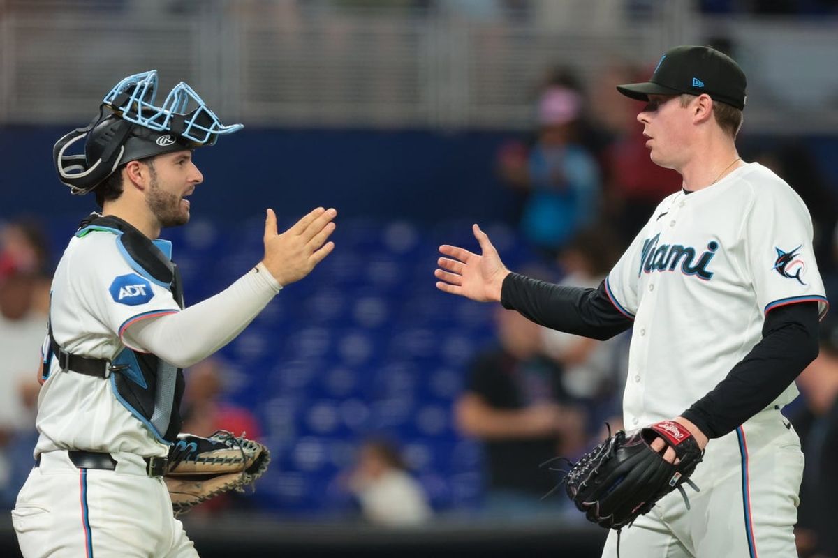 9 de junho de 2026; Miami, Flórida, EUA; O apanhador do Miami Marlins, Joe Mack (80), e o arremessador Pete Fairbanks (29), comemoram após o jogo contra o Arizona Diamondbacks no LoDepot Park. Crédito obrigatório: Sam Navarro-Imagn Images