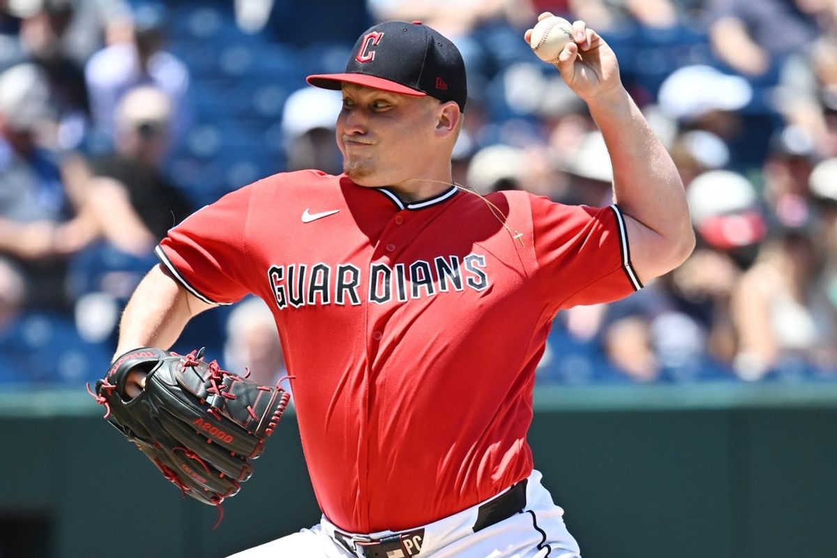 10 de junho de 2026; Cleveland, Ohio, EUA; O arremessador do Cleveland Guardians, Parker Messick (77), lança um arremesso durante o primeiro turno contra o New York Yankees no Progressive Field. Crédito obrigatório: Ken Blaze-Imagn Images