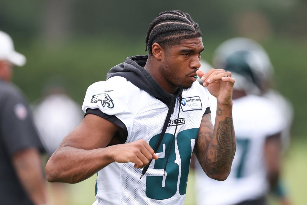 10 de junho de 2026; Filadélfia, PA, EUA; O linebacker do Philadelphia Eagles, Jihaad Campbell (30), fez sombra durante o minicamp no Jefferson Health Training Complex. Crédito obrigatório: Bill Streicher-Imagn Images