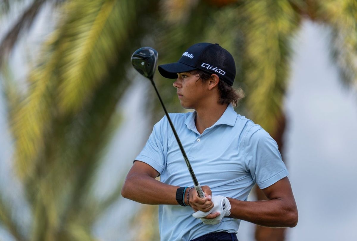 Charlie Woods assiste sua tacada inicial durante o 109º Campeonato Amador da Flórida no The Club at Admiral's Cove em 11 de junho de 2026 em Júpiter, Flórida.