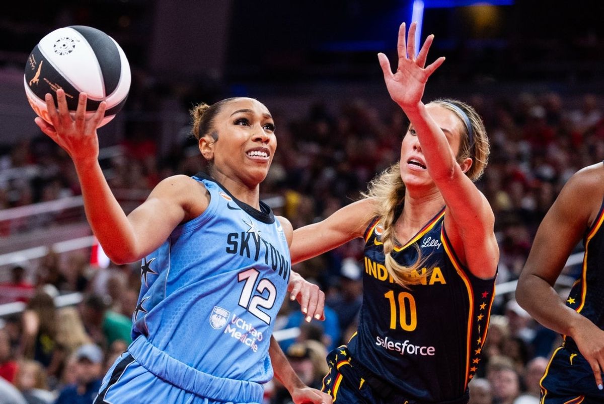 11 de junho de 2026; Indianápolis, Indiana, EUA; O guarda do Chicago Sky, Sydney Taylor (12), chuta a bola, enquanto o guarda do Indiana Fever, Lexie Hull (10), defende no primeiro tempo em Gainbridge Fieldhouse. Crédito obrigatório: Trevor Ruszkowski-Imagn Images