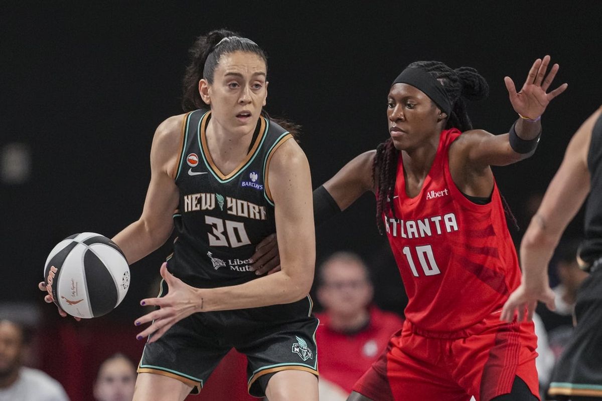 11 de junio de 2026; College Park, Georgia, Estados Unidos; La delantera de New York Liberty, Breanna Stewart (30), está custodiada por la guardia de Atlanta Dream, Rhyne Howard (10), durante la mitad principal en Gateway Center Arena en College Park. Crédito famoso: Dale Zanine-Imagn Fotos