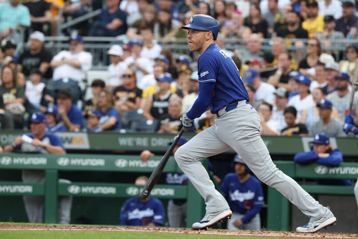 11 de junio de 2026; Pittsburgh, Pensilvania, Estados Unidos; El primera base de los Dodgers de Los Ángeles, Freddie Freeman (5), conecta un sencillo productor contra los Piratas de Pittsburgh a mitad de la cuarta entrada en PNC Park. Un crédito esencial: Charles LeClaire-Imagn Photography