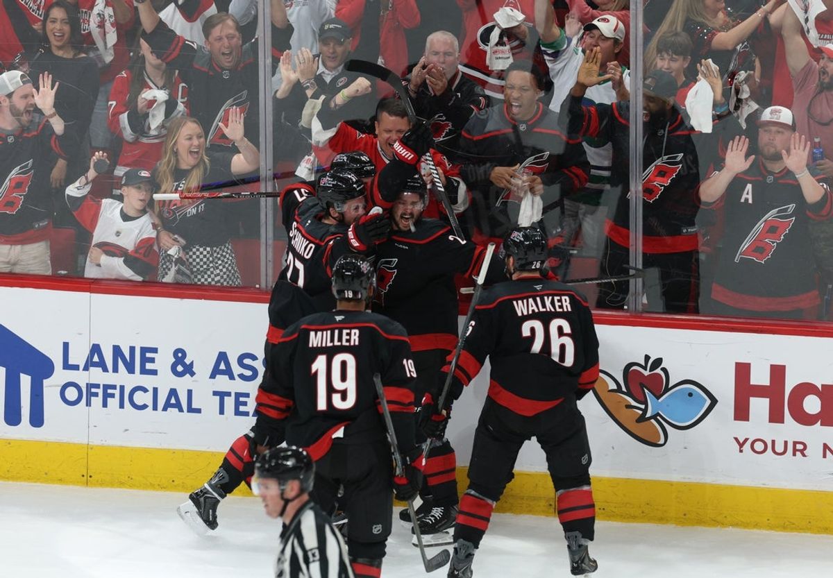 11 de junio de 2026; Raleigh, Carolina del Norte, Estados Unidos; El centro de los Carolina Hurricanes, Sebastian Aho (20), celebra con sus compañeros de equipo después de anotar durante el segundo período contra los Vegas Golden Knights en el juego 5 de la final de la Copa Stanley 2026 en el Lenovo Center. Crédito valioso: Nathan Ray Seebeck-Imagn Fotos