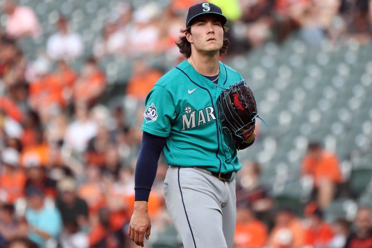 11 de junho de 2026; Baltimore, Maryland, EUA; O arremessador do Seattle Mariners, Bryan Woo (22), observa durante o primeiro turno contra o Baltimore Orioles no Oriole Park em Camden Yards. Crédito obrigatório: Daniel Kucin Jr.-Imagn Images