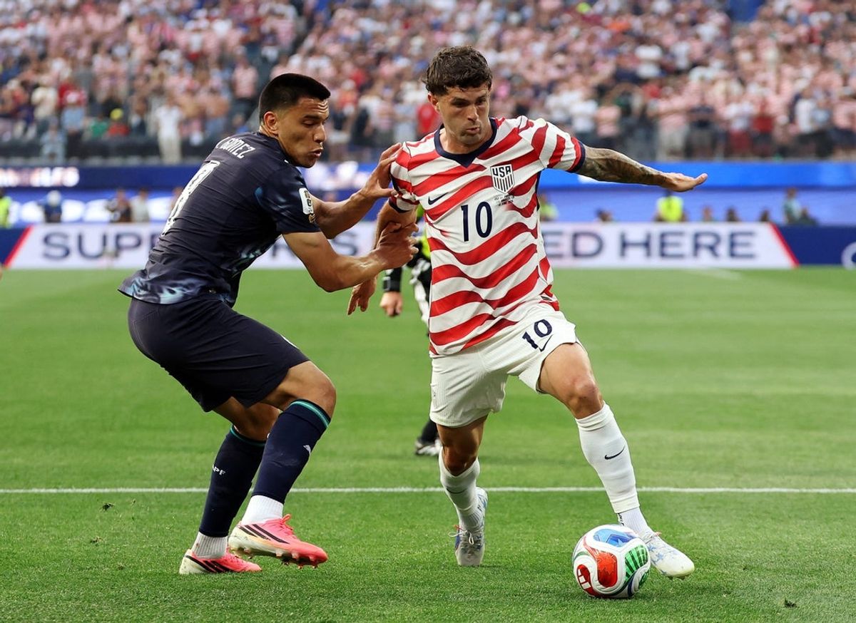 12 de junho de 2026; Inglewood, Califórnia, EUA; Christian Pulisic, dos EUA, em ação com Diego Gomez, do Paraguai. Crédito obrigatório: Imagens Kiyoshi Mio-Imagn