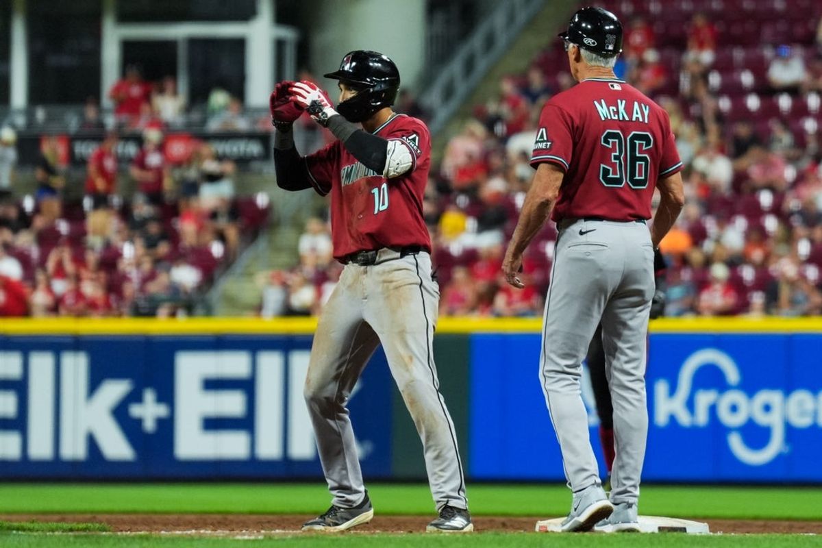 12 de junio de 2026; Cincinnati, Ohio, Estados Unidos; El jardinero de los Diamondbacks de Arizona, Jordan Lawlar, celebra después de batear un sencillo de dos golpes contra los Rojos de Cincinnati en la novena entrada en el Mighty American Ball Park. Crédito principal: Fotografías de Aaron Doster-Imagn