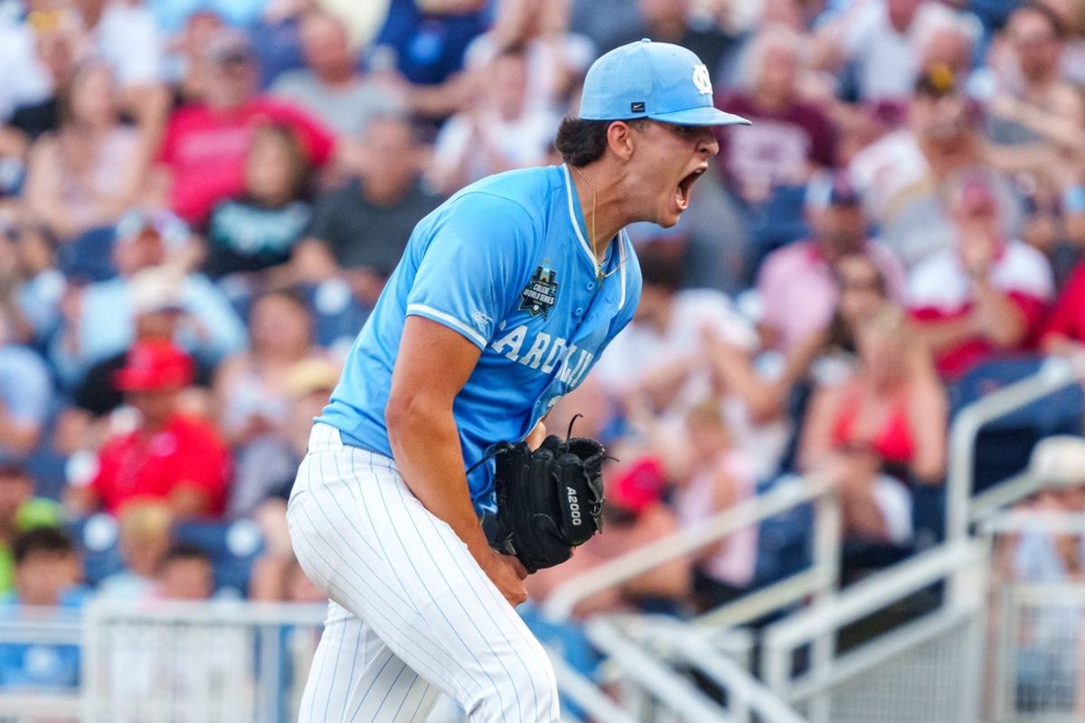 12 de junho de 2026; Omaha, NE, EUA; O arremessador titular do Tar Heels da Carolina do Norte, Jason DeCaro (29), comemora após uma eliminação contra os rebeldes do Mississippi durante a sexta entrada no Charles Schwab Field. Crédito obrigatório: Dylan Widger-Imagn Images
