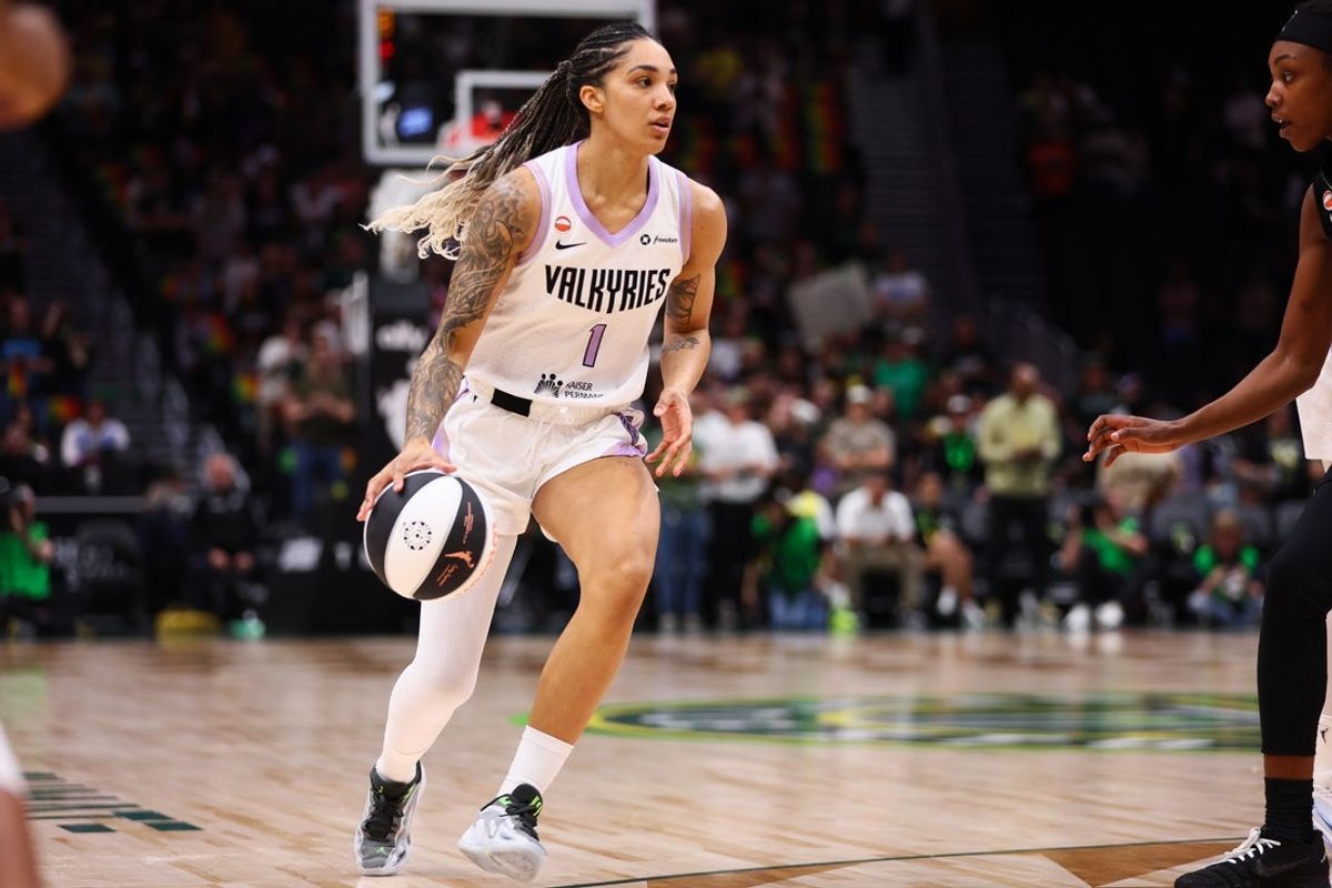 12 de junho de 2026; Seattle, Washington, EUA: Gabby Williams (1), atacante do Golden State Valkyries, chuta a bola no primeiro tempo contra o Seattle Storm na Climate Pledge Arena. Crédito obrigatório: Kevin Ng-Imagn Images