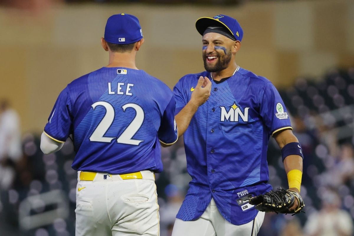 12 de junio de 2026; Mineápolis, Minnesota, Estados Unidos; El tercera base de los Minnesota Twins, Brooks Lee (22) y el primera base, Royce Lewis (23), se deleitan en un momento igual de seguro sobre los St. Louis Cardinals después del juego en Intention Field. Crédito necesario: Bruce Kluckhohn-Imagn Images