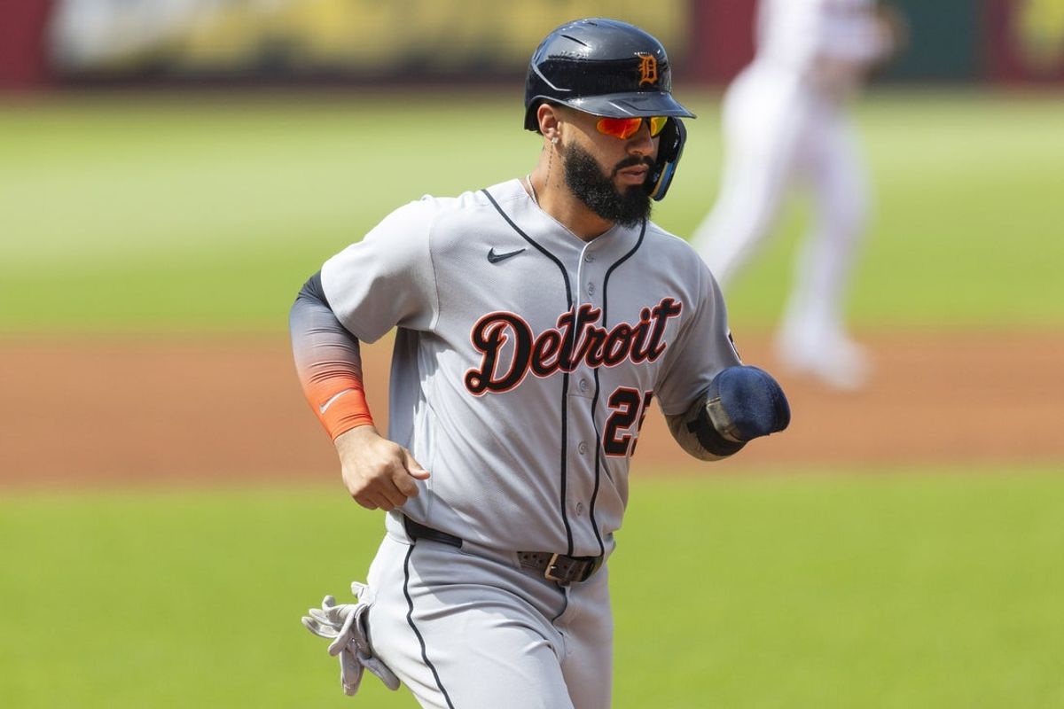 13 de junho de 2026; Cleveland, Ohio, EUA; O segunda base do Detroit Tigers, Gleyber Torres (25), cruza o home plate para marcar a primeira rodada do jogo contra o Cleveland Guardians durante o primeiro inning no Progressive Field. Crédito obrigatório: Scott Galvin-Imagn Images
