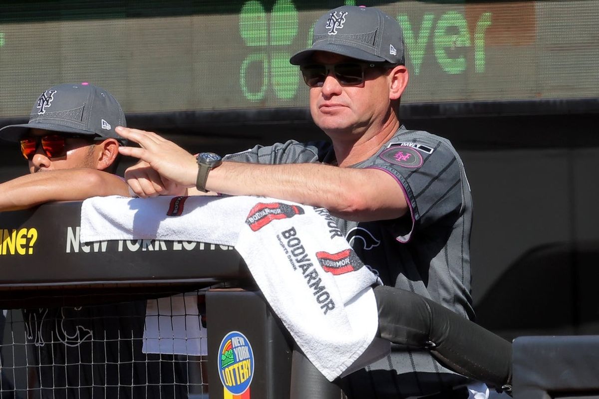 13 de junho de 2026; Cidade de Nova York, Nova York, EUA; O técnico do New York Mets, Carlos Mendoza (64), assiste do banco de reservas durante a terceira entrada contra o Atlanta Braves no Citi Field. Crédito obrigatório: Brad Penner-Imagn Images