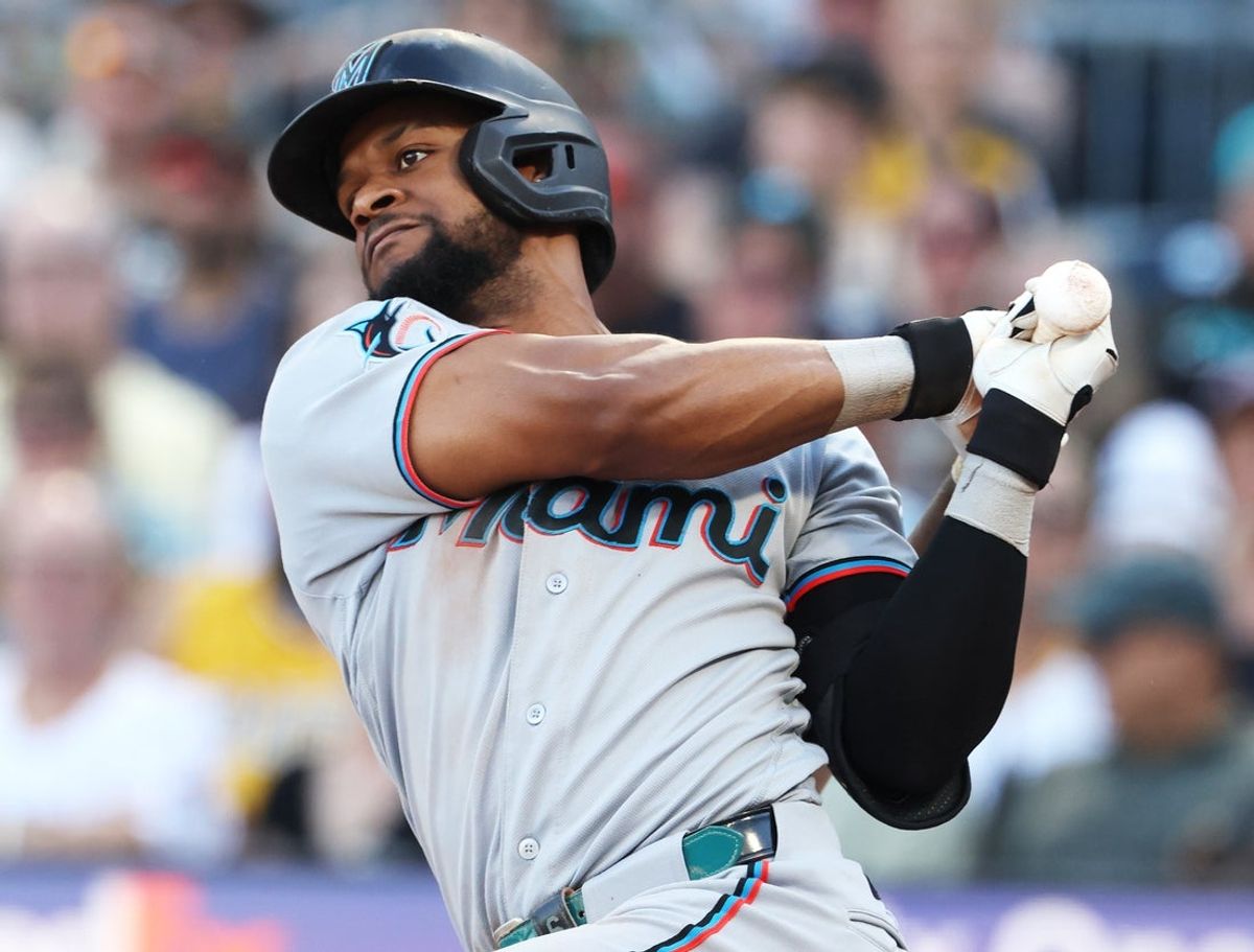 13 de junho de 2026; Pittsburgh, Pensilvânia, EUA; O rebatedor designado do Miami Marlins, Otto Lopez (96), acerta uma única contra o Pittsburgh Pirates durante a oitava entrada no PNC Park. Crédito obrigatório: Charles LeClaire-Imagn Images