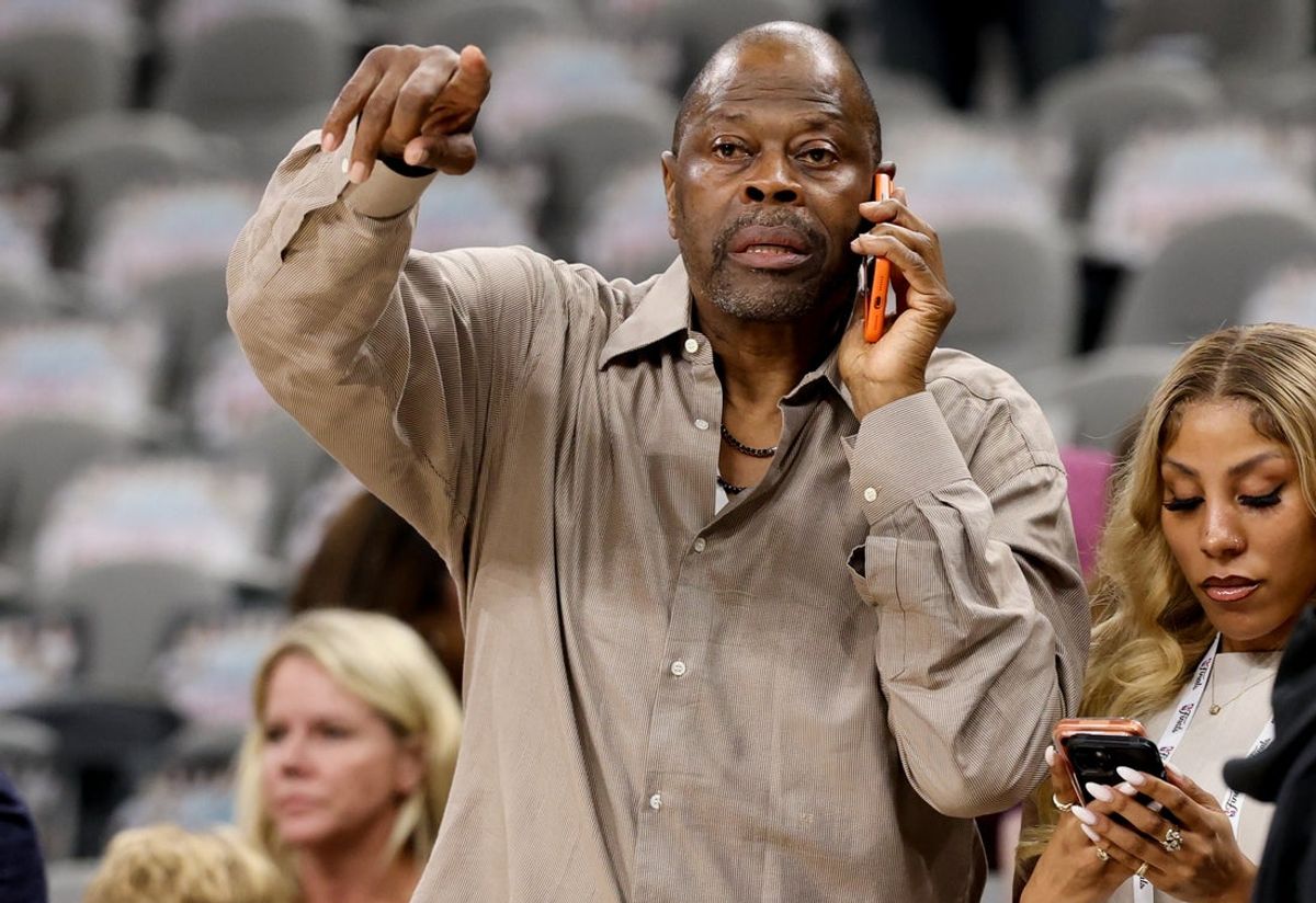 13 de junho de 2026; San Antonio, Texas, EUA; O ex-jogador do New York Knicks, Patrick Ewing, é visto antes do quinto jogo das finais da NBA de 2026 entre o New York Knicks e o San Antonio Spurs no Frost Bank Center. Crédito obrigatório: Geoff Burke-Imagn Images