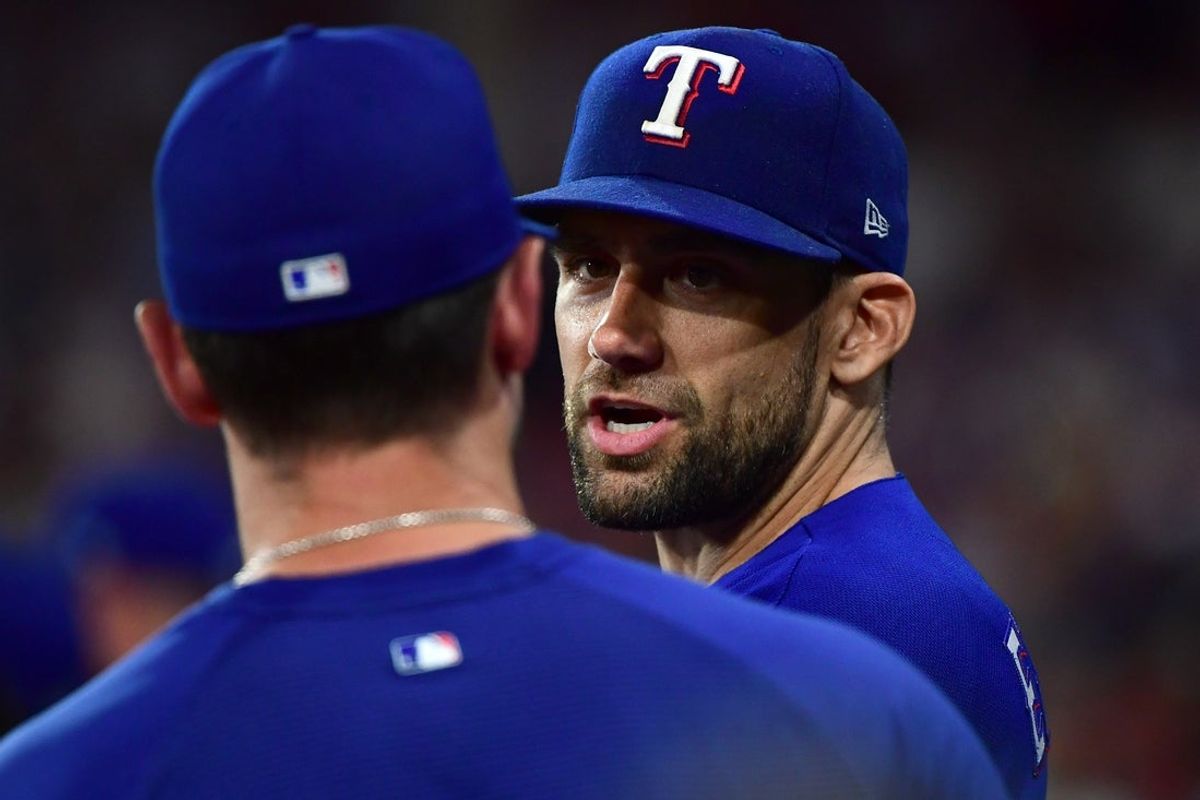 14 de junho de 2026; Boston, Massachusetts, EUA; O arremessador do Texas Rangers, Nathan Eovaldi (17), conversa com seu companheiro de equipe durante a oitava entrada contra o Boston Red Sox no Fenway Park. Crédito obrigatório: Bob DeChiara-Imagn Images